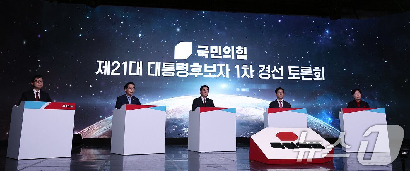 본문 이미지 - 19일 서울 강서구 ASSA 아트홀에서 열린 제21대 대통령후보자 국민의힘 1차 경선 토론회에서 유정복&#40;왼쪽부터&#41;, 안철수, 김문수, 양향자 후보가 토론을 준비하고 있다. 2025.4.19/뉴스1 ⓒ News1 김진환 기자