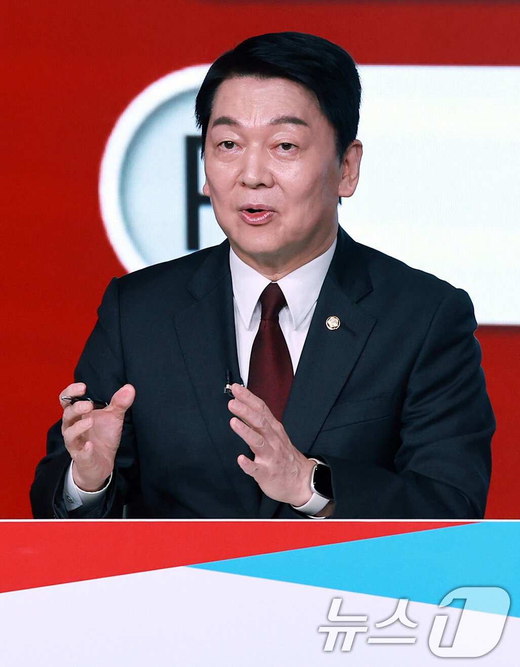 본문 이미지 - 안철수 국민의힘 대선 경선 후보가 19일 오후 서울 강서구 ASSA아트홀에서 열린 국민의힘 &#39;제21대 대통령후보자 1차 경선 조별 ‘토론회에서 발언하고 있다. 2025.4.19/뉴스1 ⓒ News1 김진환 기자