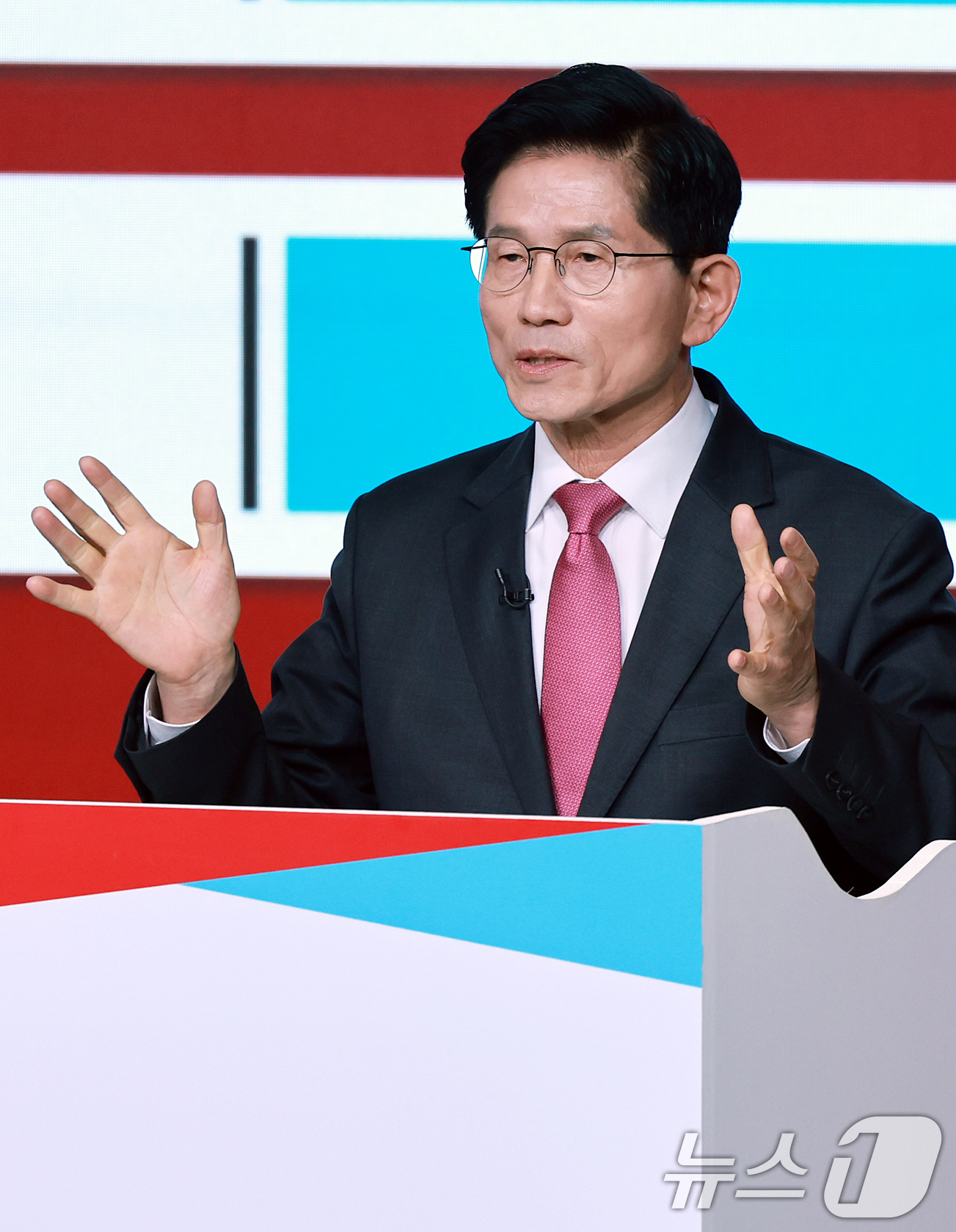 (서울=뉴스1) 김진환 기자 = 김문수 국민의힘 대선 경선 후보가 19일 오후 서울 강서구 ASSA아트홀에서 열린 국민의힘 '제21대 대통령후보자 1차 경선 조별 ‘토론회에서 발언 …