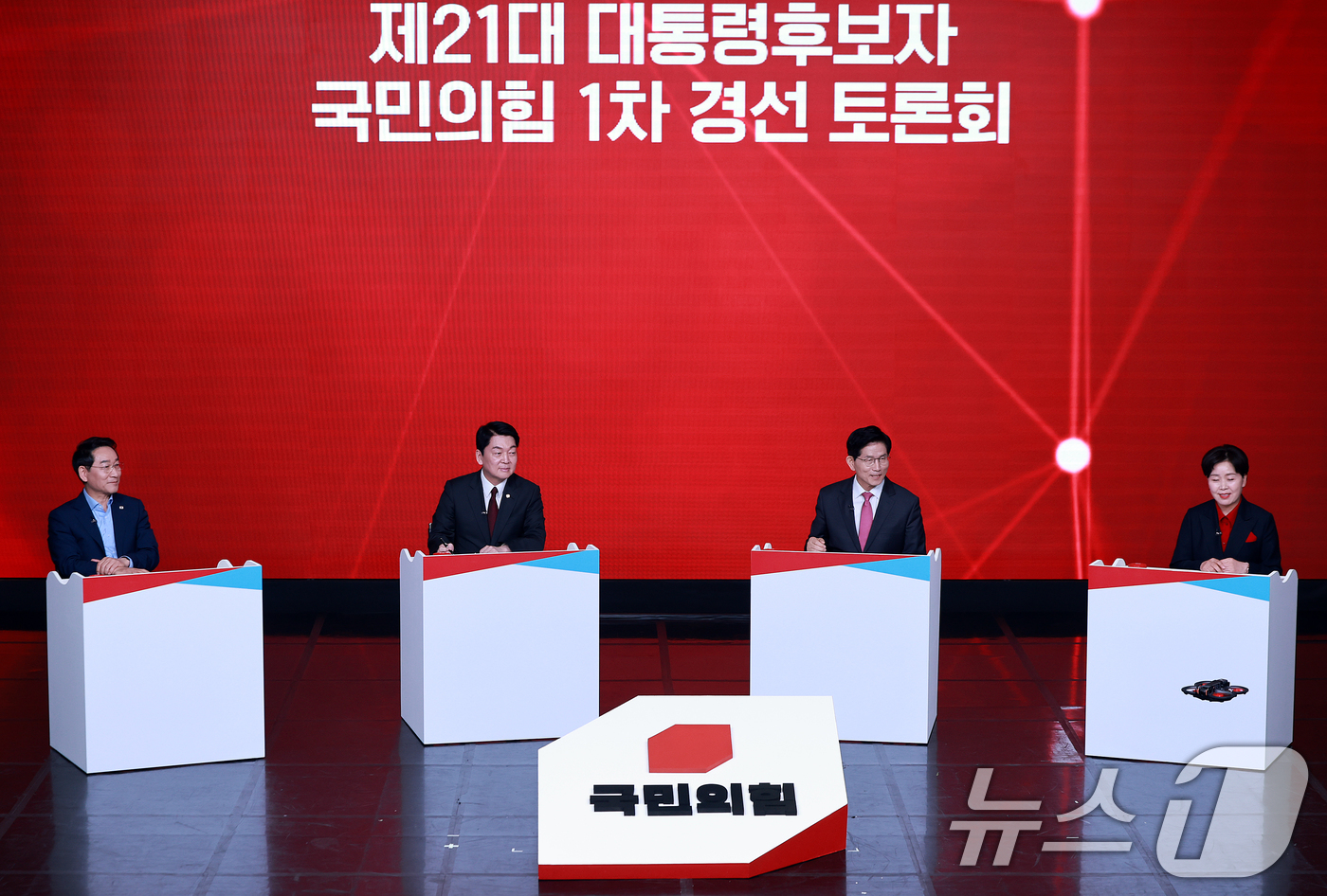 (서울=뉴스1) 김진환 기자 = 19일 서울 강서구 ASSA 아트홀에서 열린 제21대 대통령후보자 국민의힘 1차 경선 토론회에서 유정복(왼쪽부터), 안철수, 김문수, 양향자 후보가 …