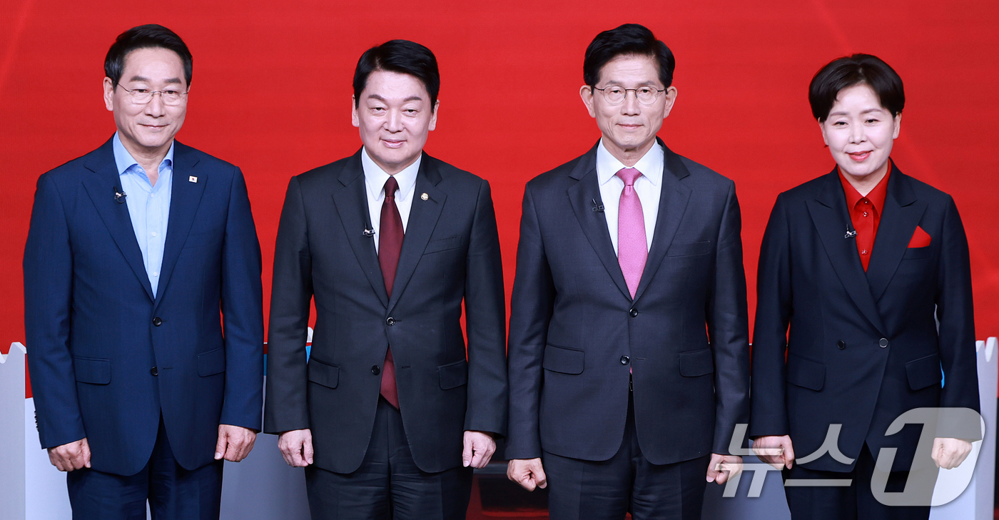 (서울=뉴스1) 김진환 기자 = 19일 오후 서울 강서구 ASSA아트홀에서 열린 국민의힘 '제21대 대통령후보자 1차 경선 조별 토론회’에 참석한 후보들이 기념 촬영을 하고 있다. …