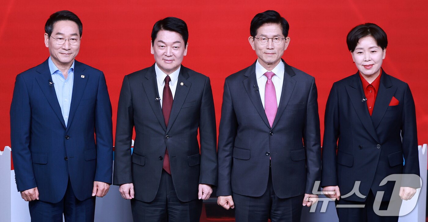 본문 이미지 - 19일 오후 서울 강서구 ASSA아트홀에서 열린 국민의힘 &#39;제21대 대통령후보자 1차 경선 조별 토론회’에 참석한 후보들이 기념 촬영을 하고 있다. 왼쪽부터 유정복, 안철수, 김문수, 양향자 후보. 2025.4.19/뉴스1 ⓒ News1 김진환 기자