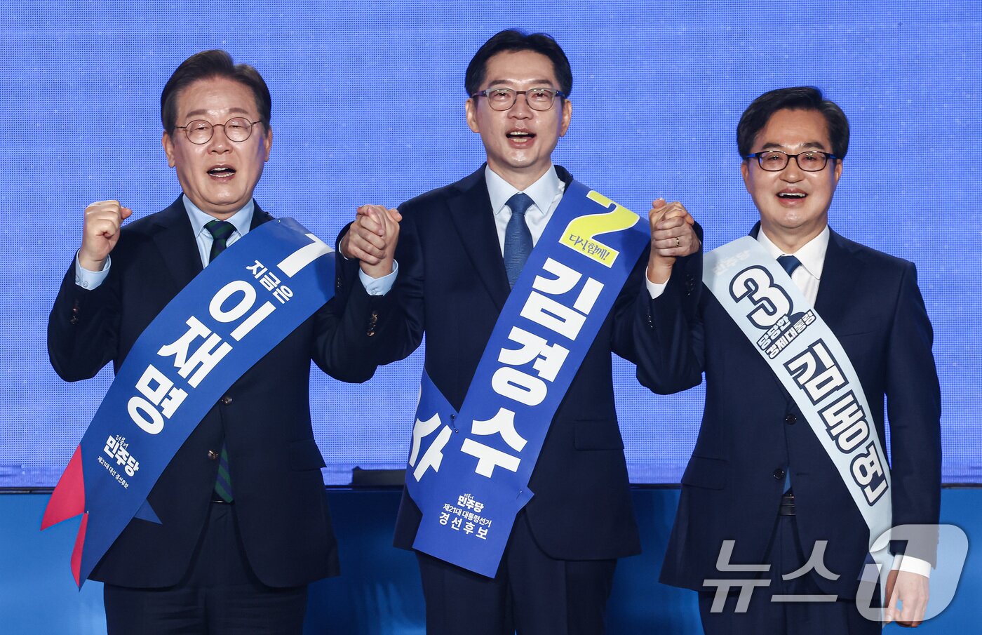 본문 이미지 - 더불어민주당 이재명(왼쪽부터), 김경수, 김동연 대선 경선 후보가 19일 충북 청주체육관에서 열린 제21대 대통령선거 후보자 선출을 위한 충청권 합동연설회에서 기념촬영을 하고 있다. 2025.4.19/뉴스1 ⓒ News1 김민지 기자