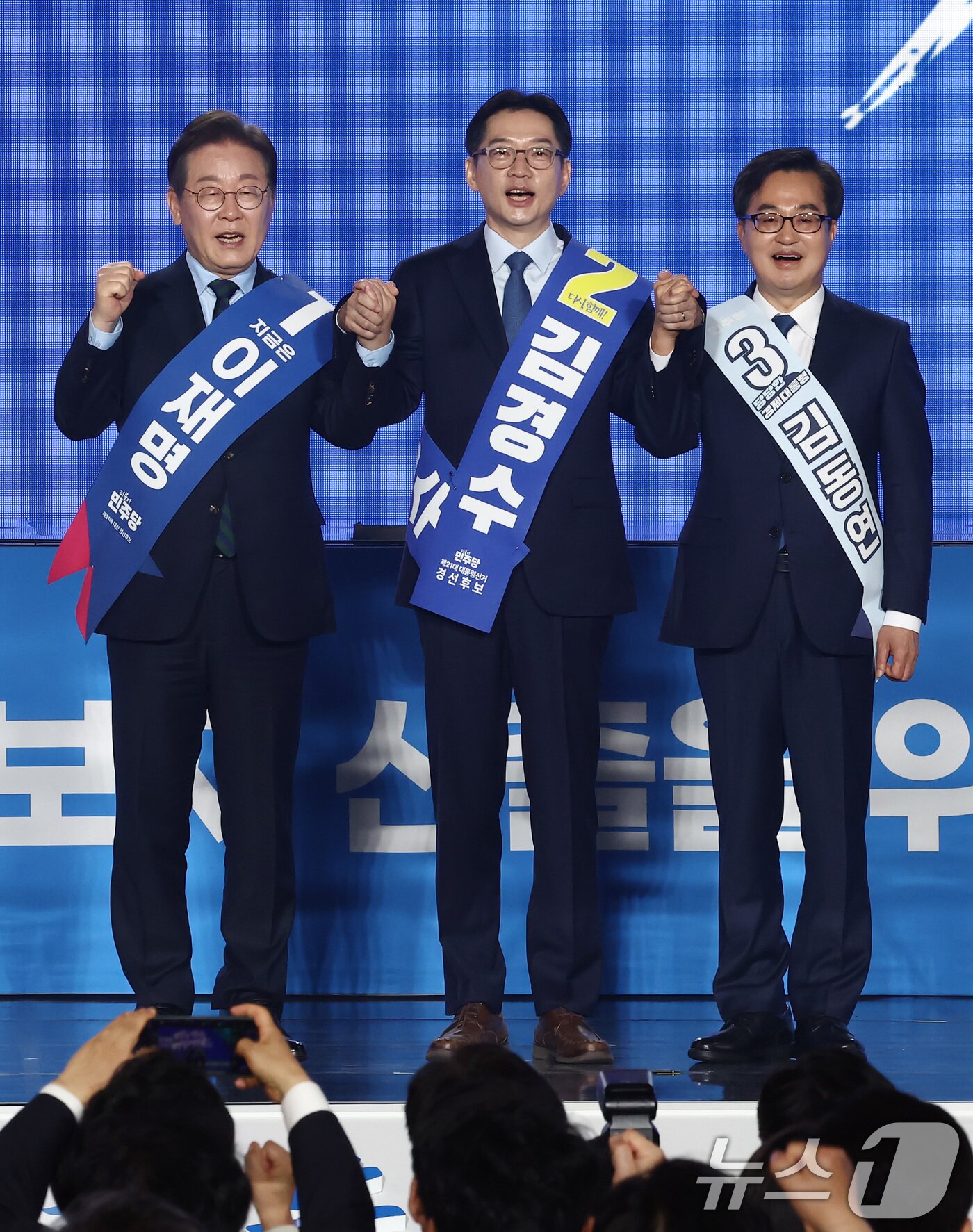 본문 이미지 - 더불어민주당 이재명(왼쪽부터), 김경수, 김동연 대선 경선 후보가 19일 충북 청주체육관에서 열린 제21대 대통령선거 후보자 선출을 위한 충청권 합동연설회에서 기념촬영을 하고 있다. 2025.4.19/뉴스1 ⓒ News1 김민지 기자
