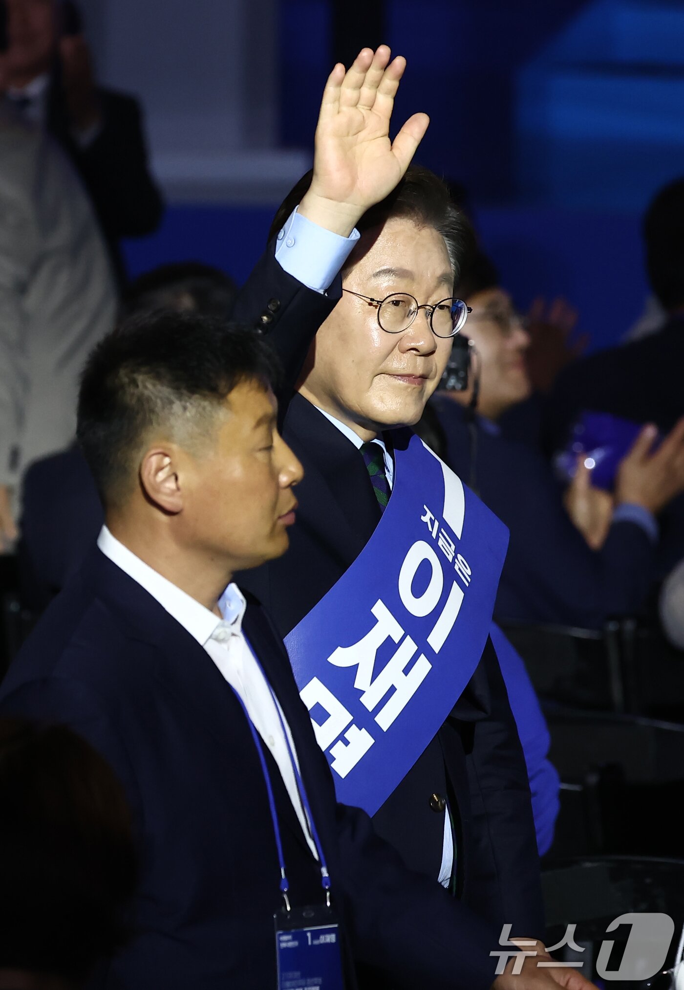 본문 이미지 - 이재명 더불어민주당 대선 경선 후보가 19일 충북 청주체육관에서 열린 제21대 대통령선거 후보자 선출을 위한 충청권 합동연설회에서 입장하고 있다. 2025.4.19/뉴스1 ⓒ News1 김민지 기자
