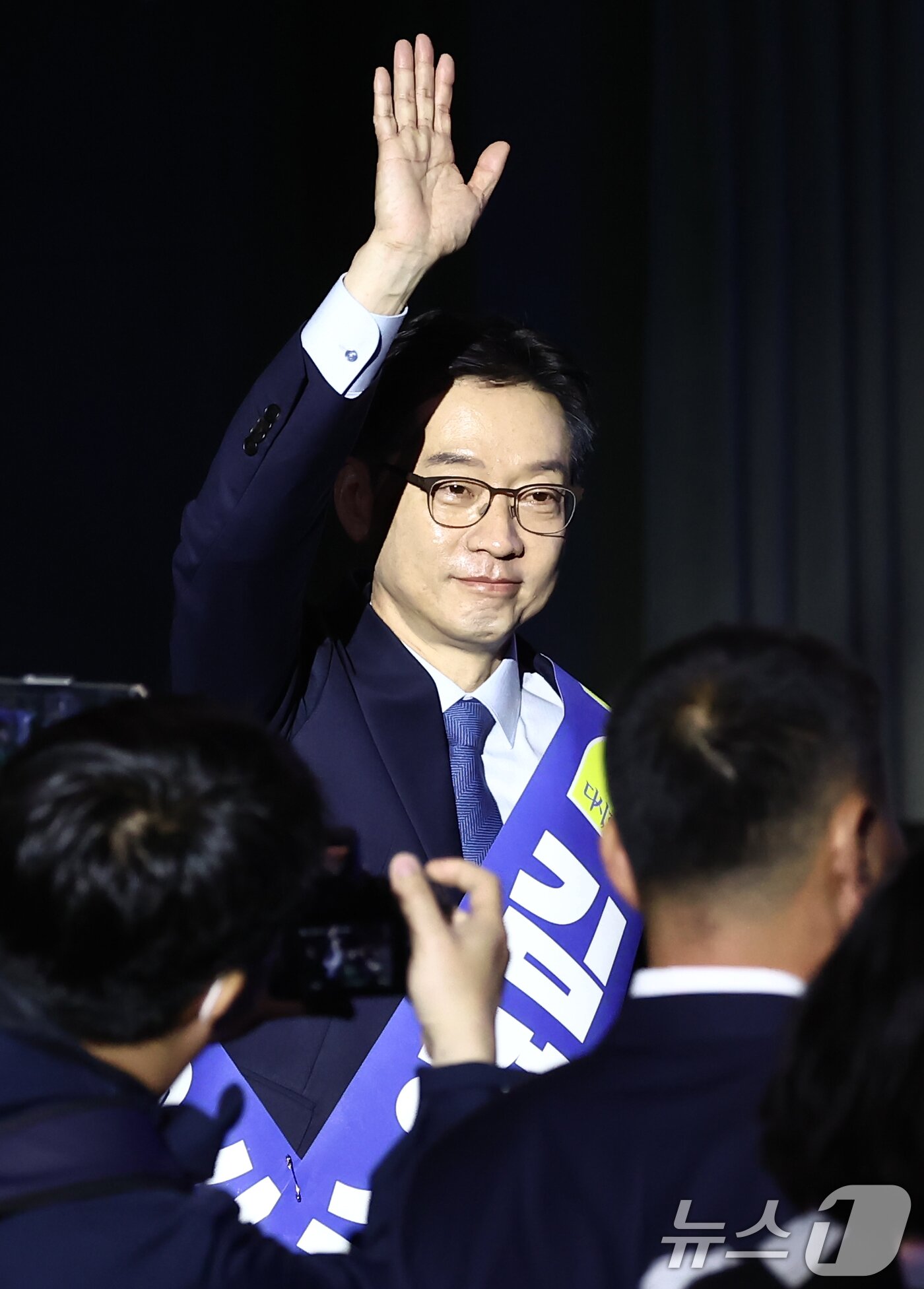 본문 이미지 - 김경수 더불어민주당 대선 경선 후보가 19일 충북 청주체육관에서 열린 제21대 대통령선거 후보자 선출을 위한 충청권 합동연설회에서 입장하고 있다. 2025.4.19/뉴스1 ⓒ News1 김민지 기자