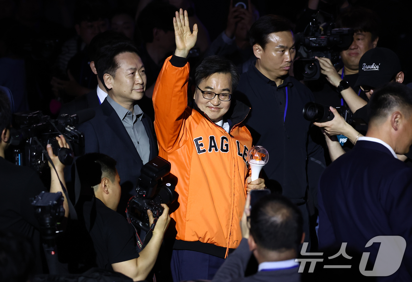 (청주=뉴스1) 김민지 기자 = 김동연 더불어민주당 대선 경선 후보가 19일 충북 청주체육관에서 열린 제21대 대통령선거 후보자 선출을 위한 충청권 합동연설회에서 입장하고 있다. …