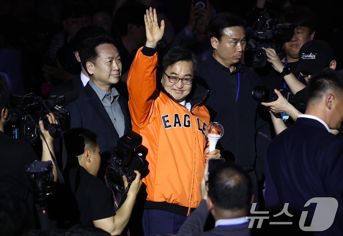 본문 이미지 - 김동연 더불어민주당 대선 경선 후보가 19일 충북 청주체육관에서 열린 제21대 대통령선거 후보자 선출을 위한 충청권 합동연설회에서 입장하고 있다. 2025.4.19/뉴스1 ⓒ News1 김민지 기자