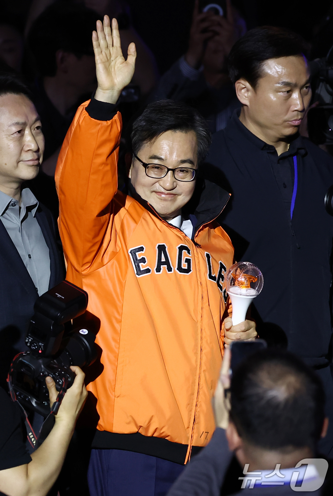 (청주=뉴스1) 김민지 기자 = 김동연 더불어민주당 대선 경선 후보가 19일 충북 청주체육관에서 열린 제21대 대통령선거 후보자 선출을 위한 충청권 합동연설회에서 입장하고 있다. …