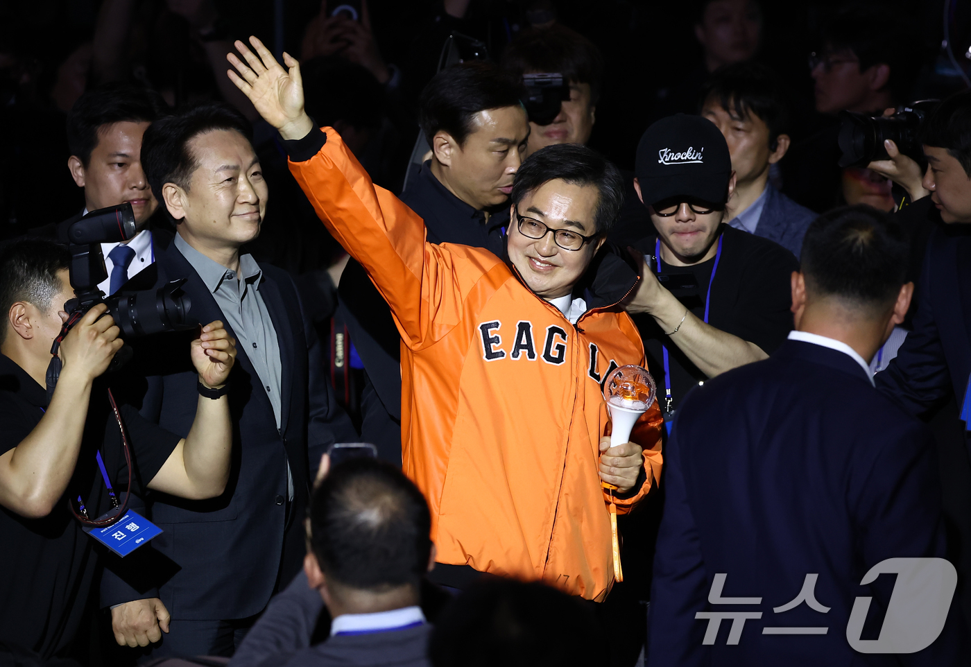 (청주=뉴스1) 김민지 기자 = 김동연 더불어민주당 대선 경선 후보가 19일 충북 청주체육관에서 열린 제21대 대통령선거 후보자 선출을 위한 충청권 합동연설회에서 입장하고 있다. …