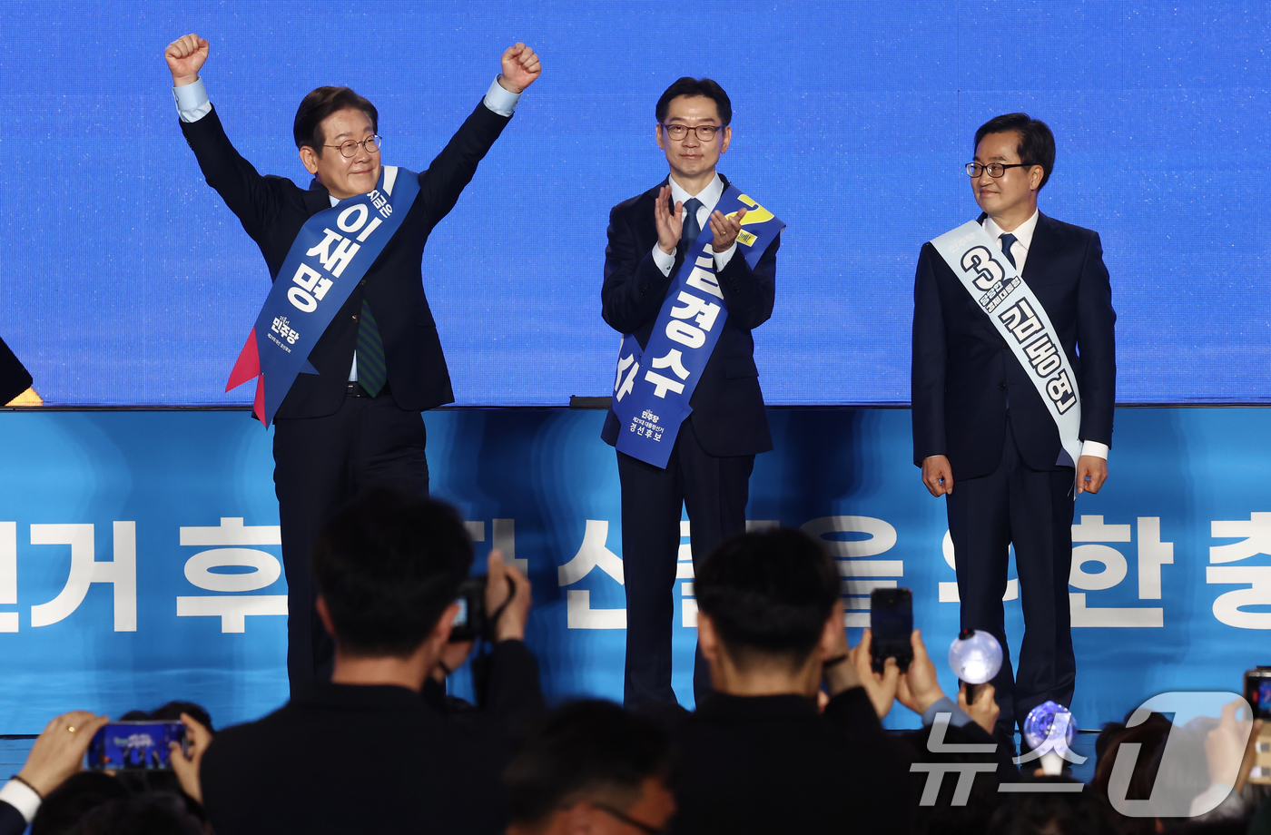 (청주=뉴스1) 김민지 기자 = 이재명 더불어민주당 대선 경선 후보가 19일 충북 청주체육관에서 열린 제21대 대통령선거 후보자 선출을 위한 충청권 합동연설회에서 당원들을 향해 인 …