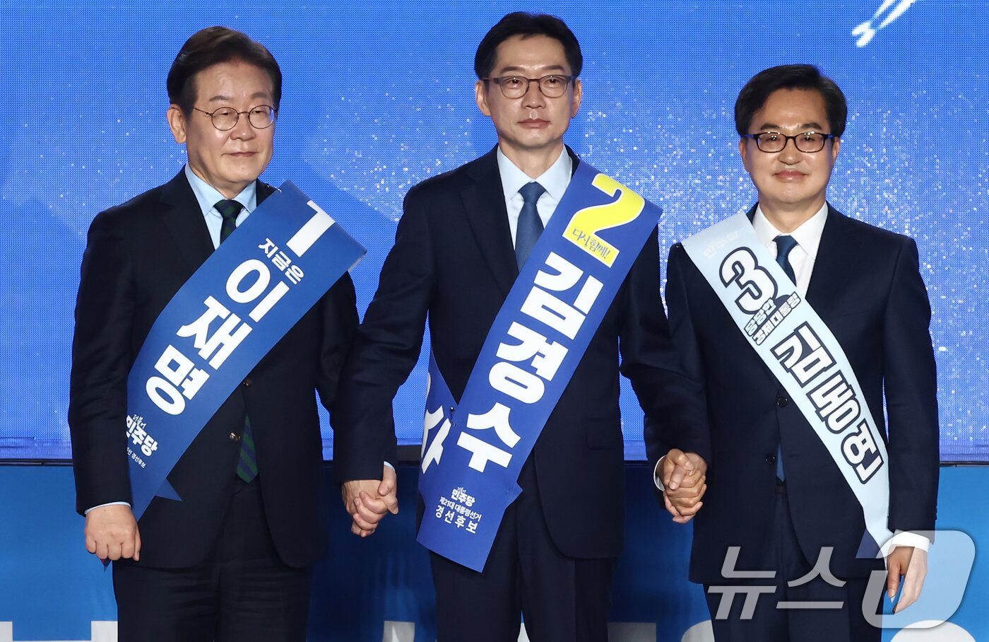 본문 이미지 - 더불어민주당 이재명(왼쪽부터), 김경수, 김동연 대선 경선 후보가 19일 충북 청주체육관에서 열린 제21대 대통령선거 후보자 선출을 위한 충청권 합동연설회에서 기념촬영을 하고 있다. 2025.4.19/뉴스1 ⓒ News1 김민지 기자