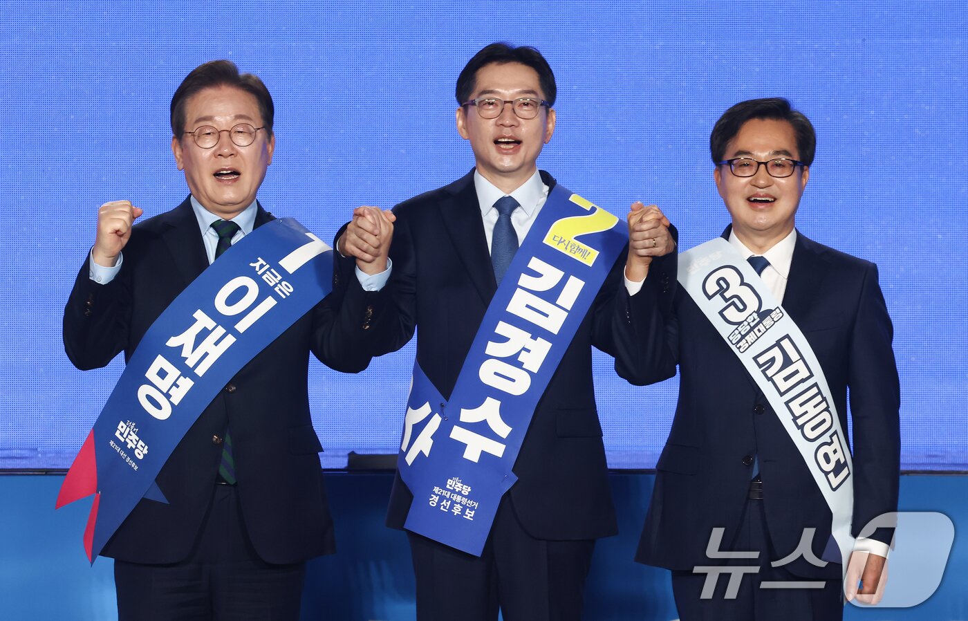 본문 이미지 - 더불어민주당 이재명(왼쪽부터), 김경수, 김동연 대선 경선 후보가 19일 충북 청주체육관에서 열린 제21대 대통령선거 후보자 선출을 위한 충청권 합동연설회에서 기념촬영을 하고 있다. 2025.4.19/뉴스1 ⓒ News1 김민지 기자
