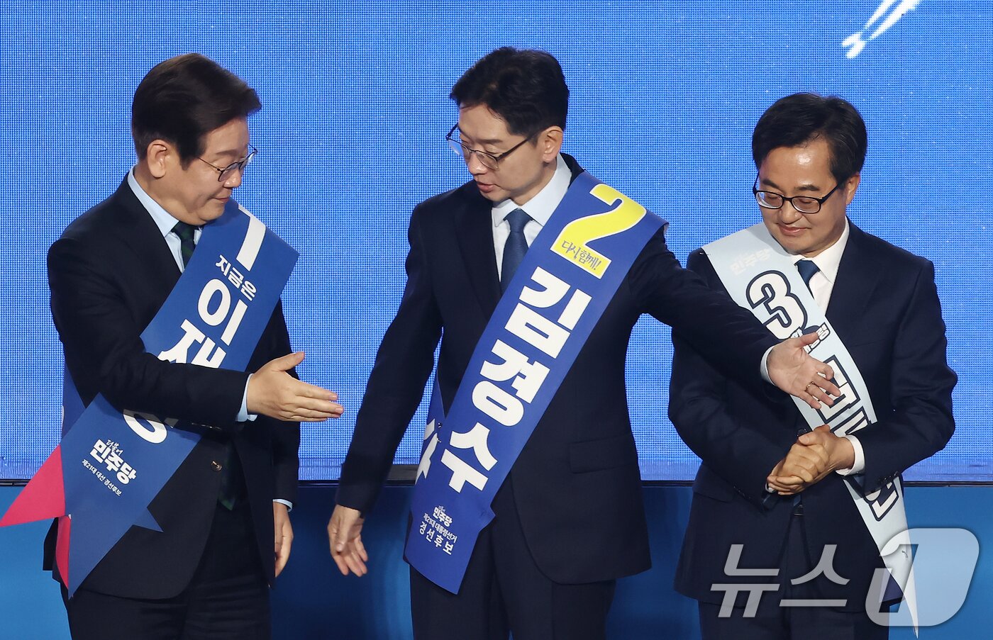 본문 이미지 - 더불어민주당 이재명, 김경수 대선 경선 후보가 19일 충북 청주체육관에서 열린 제21대 대통령선거 후보자 선출을 위한 충청권 합동연설회에서 기념촬영을 마치고 서로 먼저 내려갈 것을 권하고 있다. 2025.4.19/뉴스1 ⓒ News1 김민지 기자
