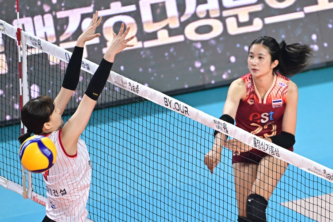 본문 이미지 - 한국 여자배구 올스타 팀이 태국과의 올스타 슈퍼매치 1차전서 1-3으로 패했다.(KOVO제공)