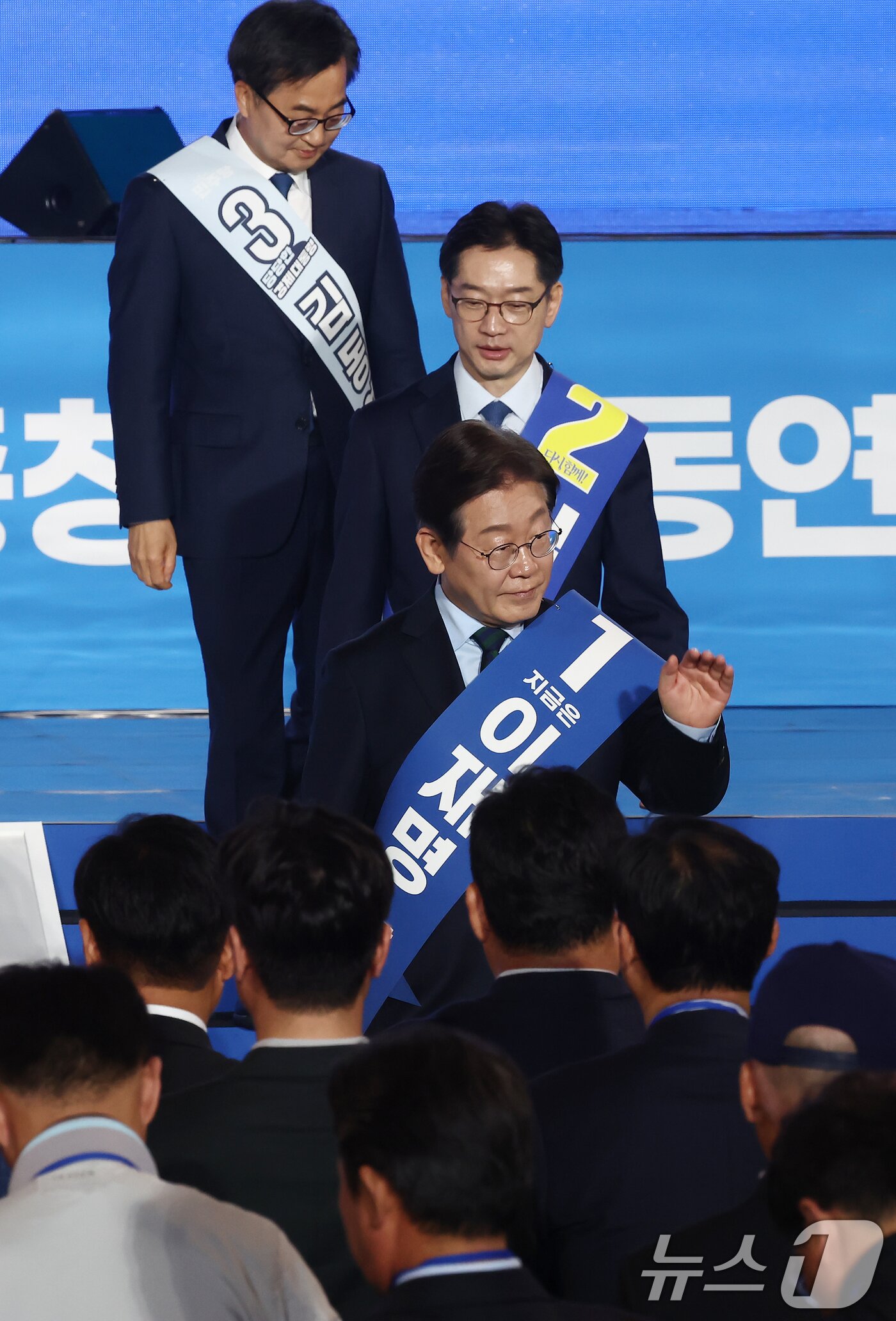 본문 이미지 - 더불어민주당 이재명, 김경수, 김동연 대선 경선 후보가 19일 충북 청주체육관에서 열린 제21대 대통령선거 후보자 선출을 위한 충청권 합동연설회에서 기념촬영을 마치고 단상을 내려오고 있다. 2025.4.19/뉴스1 ⓒ News1 김민지 기자