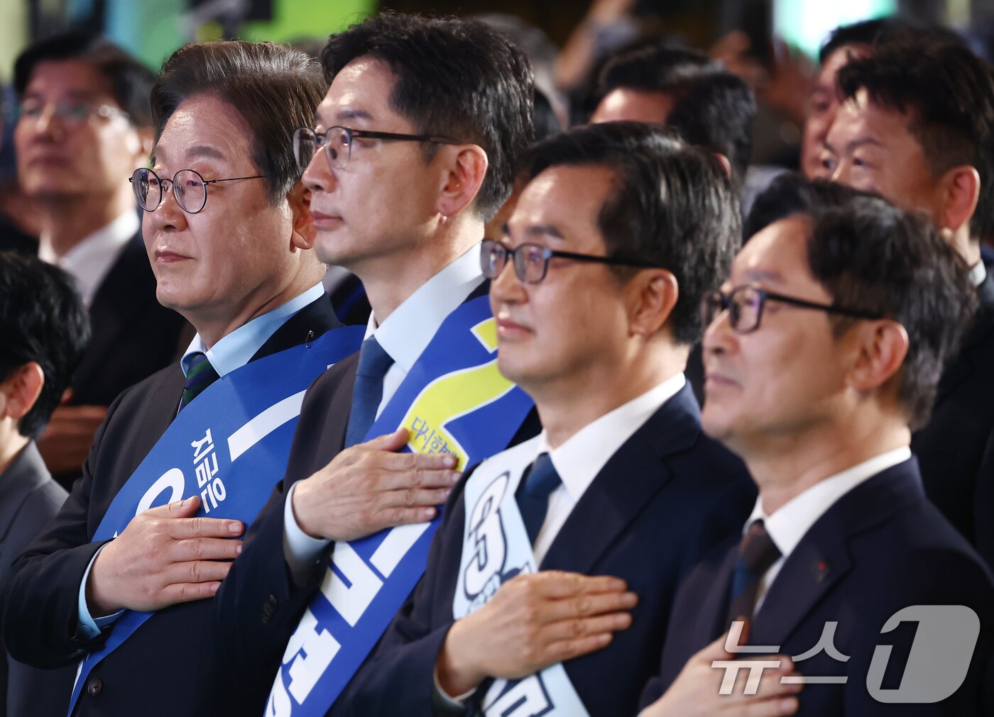 본문 이미지 - 더불어민주당 이재명&#40;왼쪽부터&#41;, 김경수, 김동연 대선 경선 후보가 19일 충북 청주체육관에서 열린 제21대 대통령선거 후보자 선출을 위한 충청권 합동연설회에서 국민의례를 하고 있다. 2025.4.19/뉴스1 ⓒ News1 김민지 기자