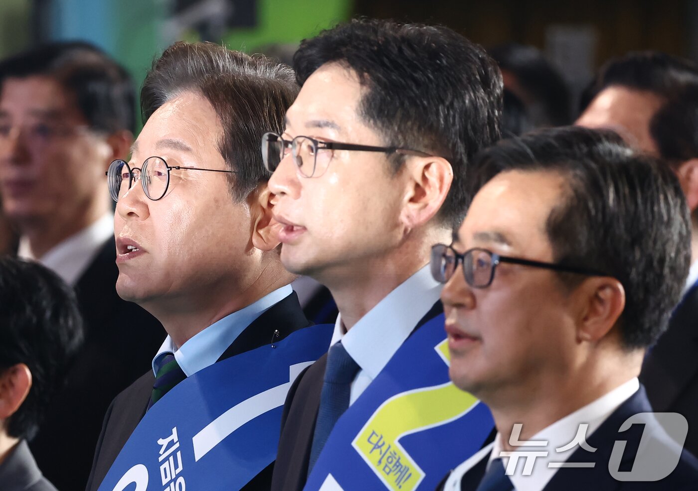 본문 이미지 - 더불어민주당 이재명(왼쪽부터), 김경수, 김동연 대선 경선 후보가 19일 충북 청주체육관에서 열린 제21대 대통령선거 후보자 선출을 위한 충청권 합동연설회에서 애국가를 부르고 있다. 2025.4.19/뉴스1 ⓒ News1 김민지 기자