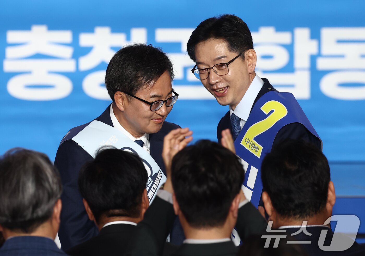 본문 이미지 - 더불어민주당 김경수, 김동연 대선 경선 후보가 19일 충북 청주체육관에서 열린 제21대 대통령선거 후보자 선출을 위한 충청권 합동연설회에서 미소를 보이고 있다. 2025.4.19/뉴스1 ⓒ News1 김민지 기자