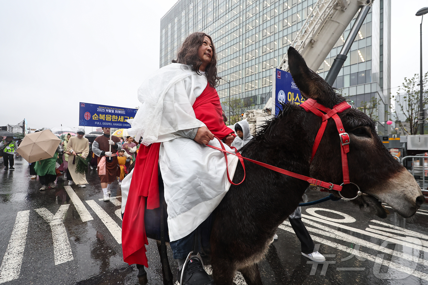 (서울=뉴스1) 김도우 기자 = 19일 서울 종로구 광화문광장에서 열린 '2025 부활절 퍼레이드'에서 참가자들이 행진을 하고 있다. 2025.4.19/뉴스1