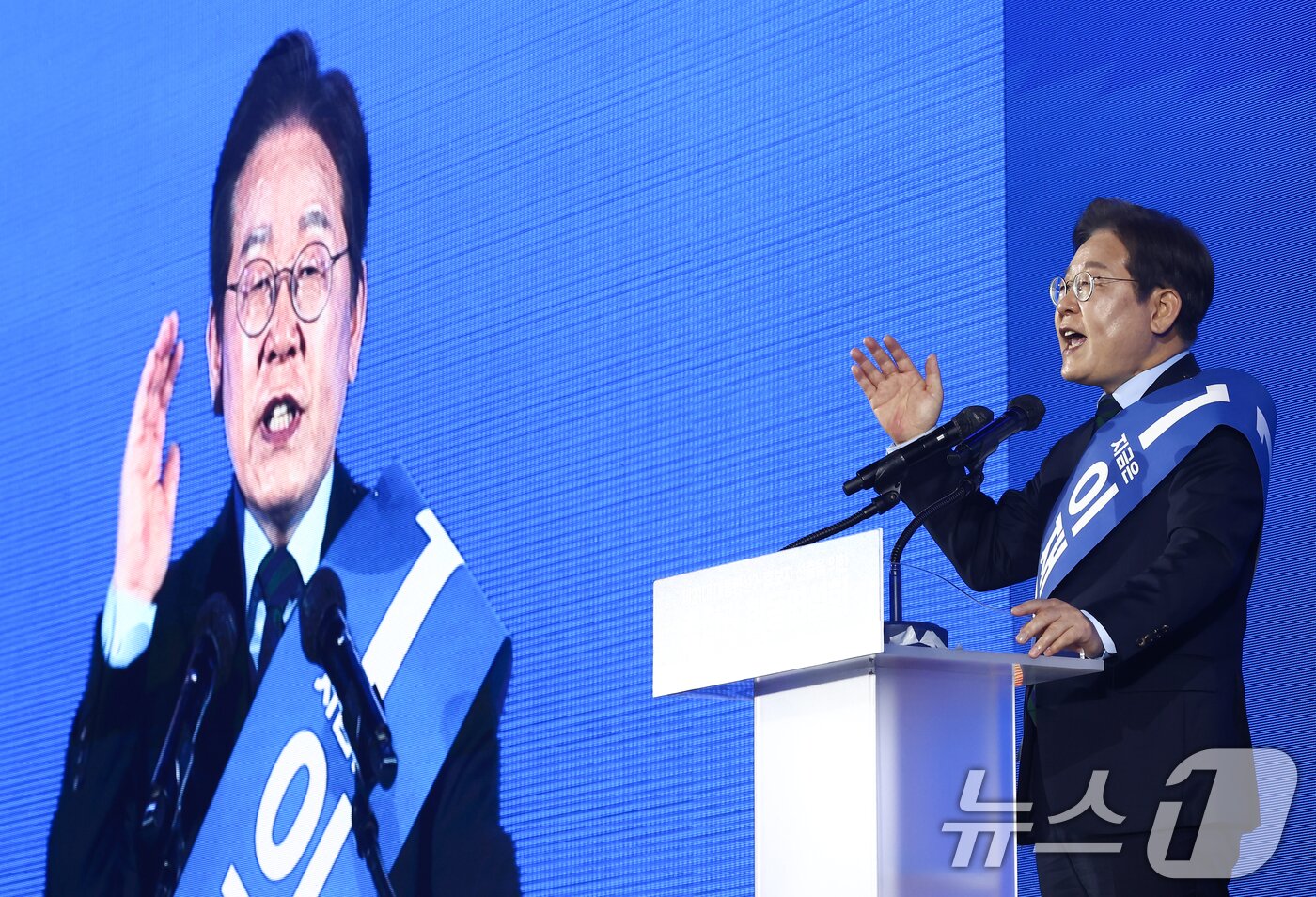 본문 이미지 - 이재명 더불어민주당 대선 경선 후보가 19일 충북 청주체육관에서 열린 제21대 대통령선거 후보자 선출을 위한 충청권 합동연설회에서 정견발표를 하고 있다. 2025.4.19/뉴스1 ⓒ News1 김민지 기자