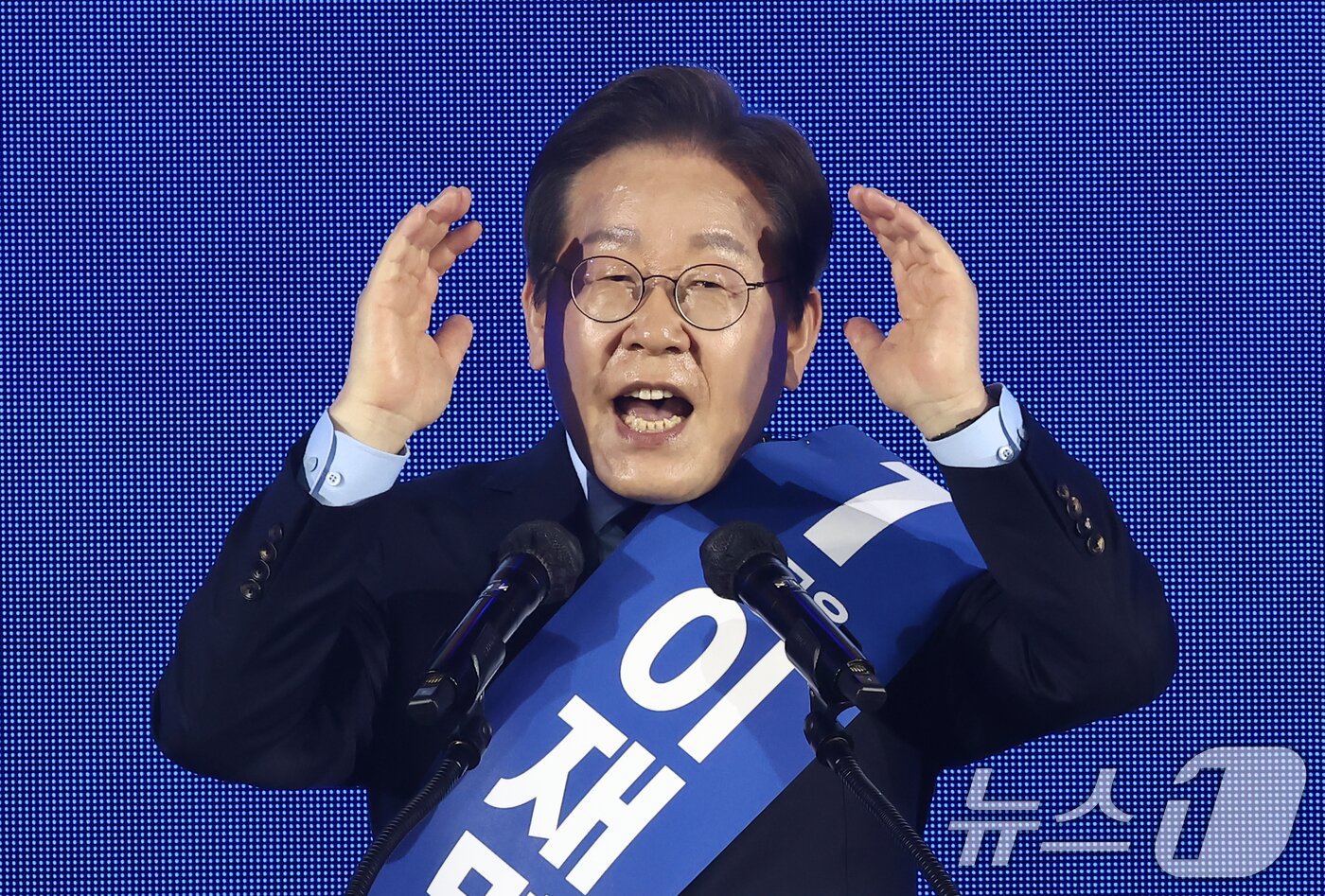 본문 이미지 - 이재명 더불어민주당 대선 경선 후보가 19일 충북 청주체육관에서 열린 제21대 대통령선거 후보자 선출을 위한 충청권 합동연설회에서 정견발표를 하고 있다. 2025.4.19/뉴스1 ⓒ News1 김민지 기자