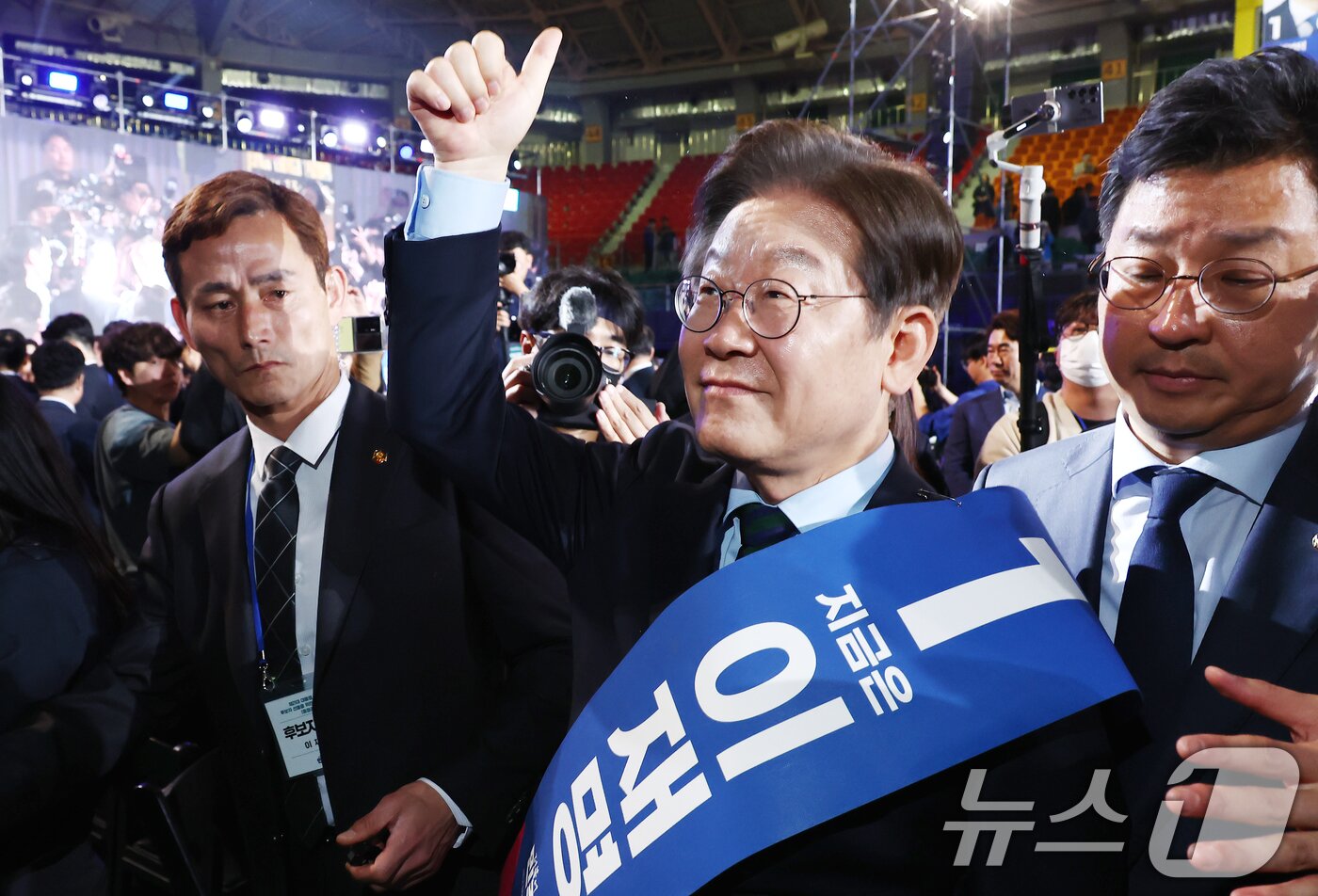 본문 이미지 - 이재명 더불어민주당 대선 경선 후보가 19일 충북 청주체육관에서 열린 제21대 대통령선거 후보자 선출을 위한 충청권 합동연설회를 마치고 당원들을 향해 인사하고 있다. 이날 이 후보는 충청 경선에서 득표율 88.15%로 압승했다. 김동연, 김경수 후보는 각각 7.54%, 4.31%이다. 2025.4.19/뉴스1 ⓒ News1 김민지 기자
