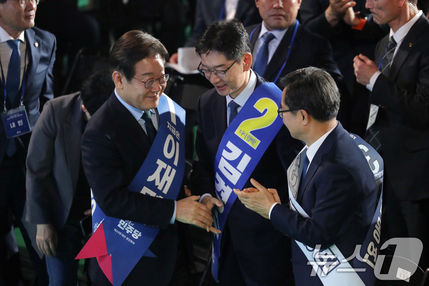 본문 이미지 - 이재명·김경수·김동연 더불어민주당 대선 경선 후보가 19일 충북 청주체육관에서 열린 제21대 대통령선거 후보자 선출을 위한 충청권 합동연설회에서 결과 발표 직후 축하와 위로의 악수를 하고 있다. 이재명 후보가 득표율 88.1%로 1위에 올랐고 김동연(7.54%), 김경수(4.31%) 후보가 뒤를 이었다. 2025.4.19/뉴스1 ⓒ News1 김용빈 기자