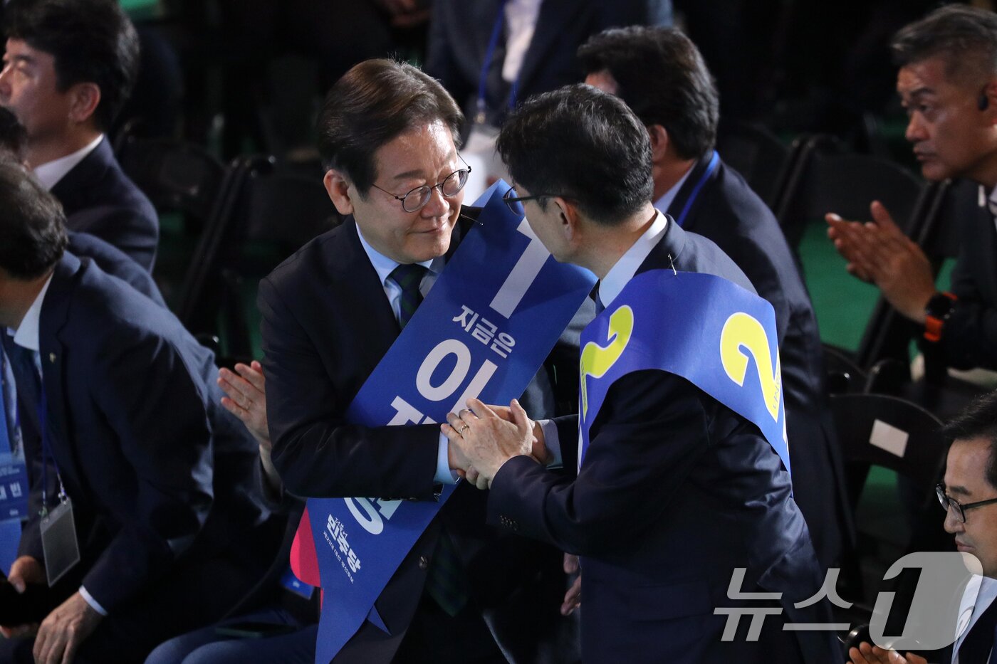 본문 이미지 - 이재명·김경수·김동연 더불어민주당 대선 경선 후보가 19일 충북 청주체육관에서 열린 제21대 대통령선거 후보자 선출을 위한 충청권 합동연설회에서 결과 발표 직후 축하와 위로의 악수를 하고 있다. 이재명 후보가 득표율 88.1%로 1위에 올랐고 김동연(7.54%), 김경수(4.31%) 후보가 뒤를 이었다. 2025.4.19/뉴스1 ⓒ News1 김용빈 기자