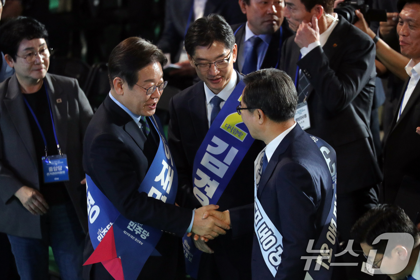 (청주=뉴스1) 김용빈 기자 = 이재명·김경수·김동연 더불어민주당 대선 경선 후보가 19일 충북 청주체육관에서 열린 제21대 대통령선거 후보자 선출을 위한 충청권 합동연설회에서 결 …