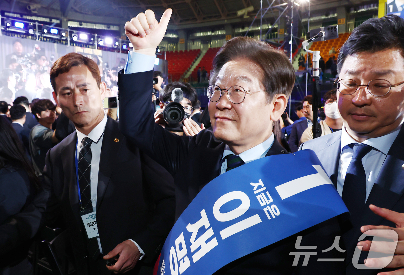 (청주=뉴스1) 김민지 기자 = 이재명 더불어민주당 대선 경선 후보가 19일 충북 청주체육관에서 열린 제21대 대통령선거 후보자 선출을 위한 충청권 합동연설회를 마치고 당원들을 향 …