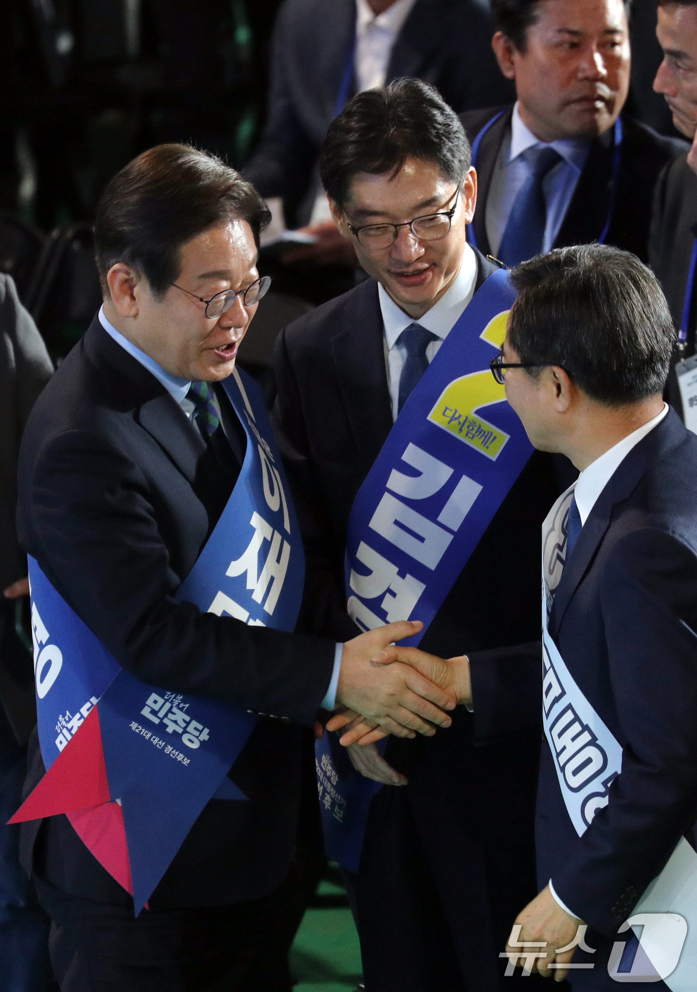 (청주=뉴스1) 김용빈 기자 = 이재명·김경수·김동연 더불어민주당 대선 경선 후보가 19일 충북 청주체육관에서 열린 제21대 대통령선거 후보자 선출을 위한 충청권 합동연설회에서 결 …