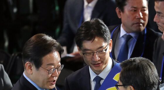 경선 결과 발표 직후 악수하는 이재명