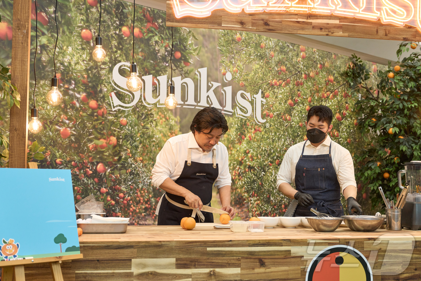 (서울=뉴스1) = 19일 서울 강남구 스타필드 코엑스몰에 마련된 ‘조이플 저니 위드 썬키스트’ 팝업 스토어에서 에드워드 리 셰프가 진저 오렌지 캐럿 퓌레와 코코넛 프라이드 쉬림프 …