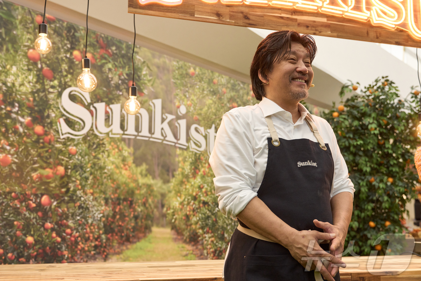 (서울=뉴스1) = 19일 서울 강남구 스타필드 코엑스몰에 마련된 ‘조이플 저니 위드 썬키스트’ 팝업 스토어에서 에드워드 리 셰프가 진저 오렌지 캐럿 퓌레와 코코넛 프라이드 쉬림프 …