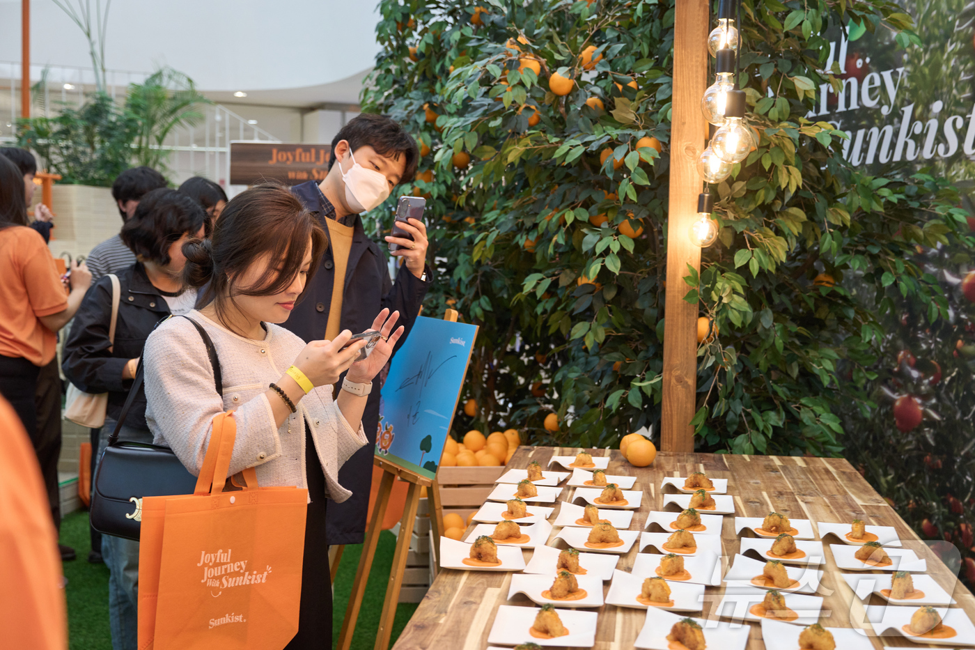 (서울=뉴스1) = 19일 서울 강남구 스타필드 코엑스몰에 마련된 ‘조이플 저니 위드 썬키스트’ 팝업 스토어에서 에드워드 리 셰프가 진저 오렌지 캐럿 퓌레와 코코넛 프라이드 쉬림프 …