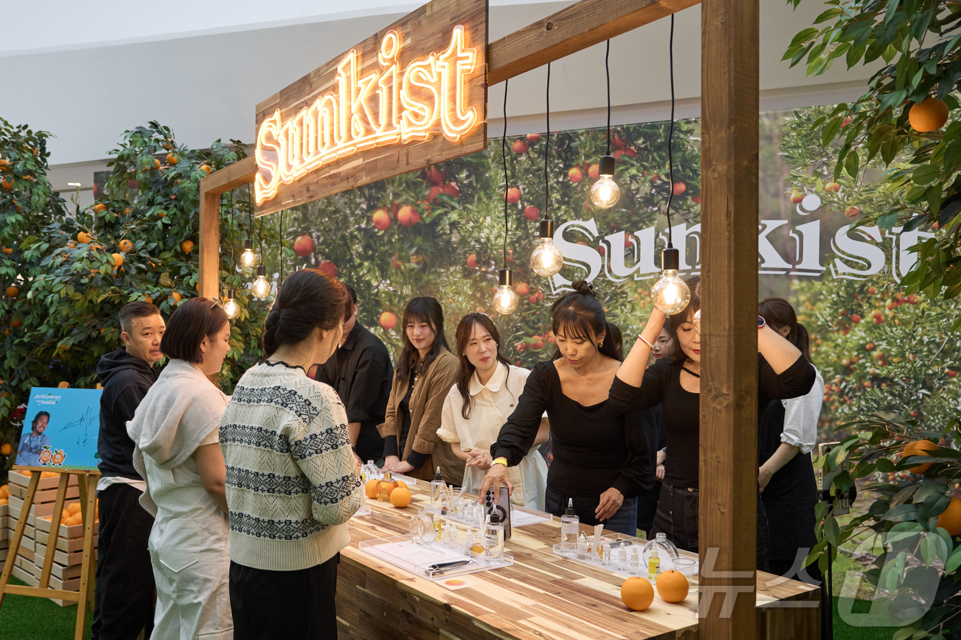 (서울=뉴스1) = 19일 서울 강남구 스타필드 코엑스몰에 마련된 ‘조이플 저니 위드 썬키스트’ 팝업 스토어 방문객들이 천연 시트러스 향을 활용한 디퓨저 DIY 세션에 참여하고 있 …