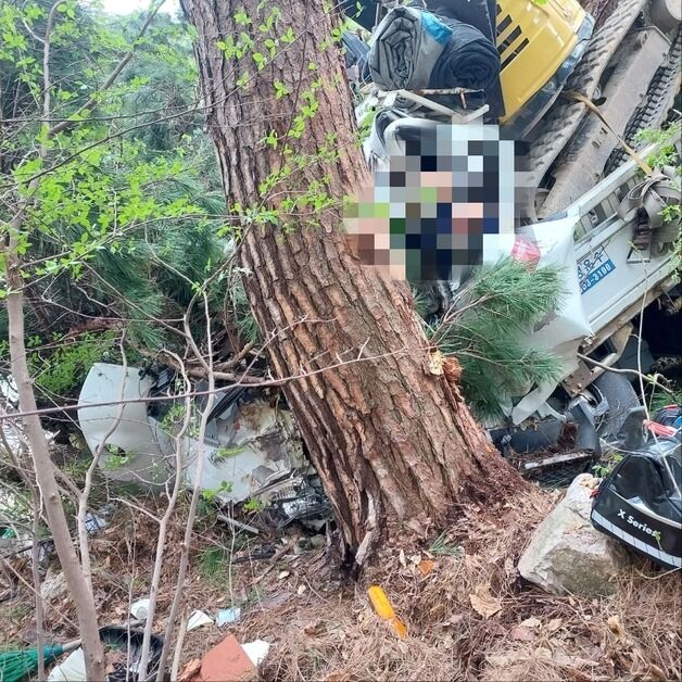 순창 구암사 인근서 화물트럭 비탈길 추락…운전자 숨져