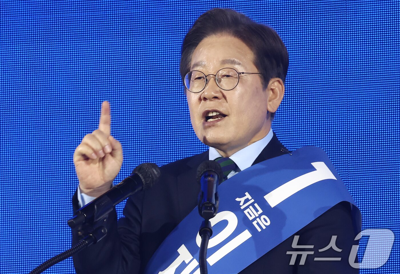 본문 이미지 - 이재명 더불어민주당 대선 경선 후보가 19일 충북 청주체육관에서 열린 제21대 대통령선거 후보자 선출을 위한 충청권 합동연설회에서 정견발표를 하고 있다. 2025.4.19/뉴스1 ⓒ News1 김민지 기자