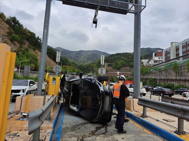 부산 백양터널 요금소서 차량 전도…운전자 1명 부상