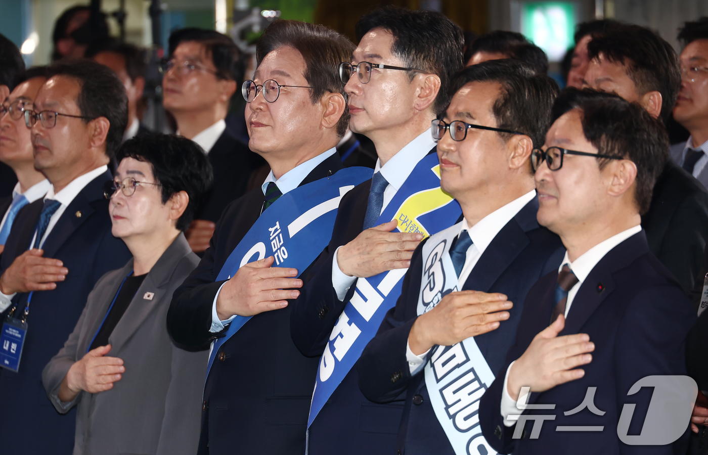 (청주=뉴스1) 김민지 기자 = 더불어민주당 이재명, 김경수, 김동연 대선 경선 후보가 19일 충북 청주체육관에서 열린 제21대 대통령선거 후보자 선출을 위한 충청권 합동연설회에서 …