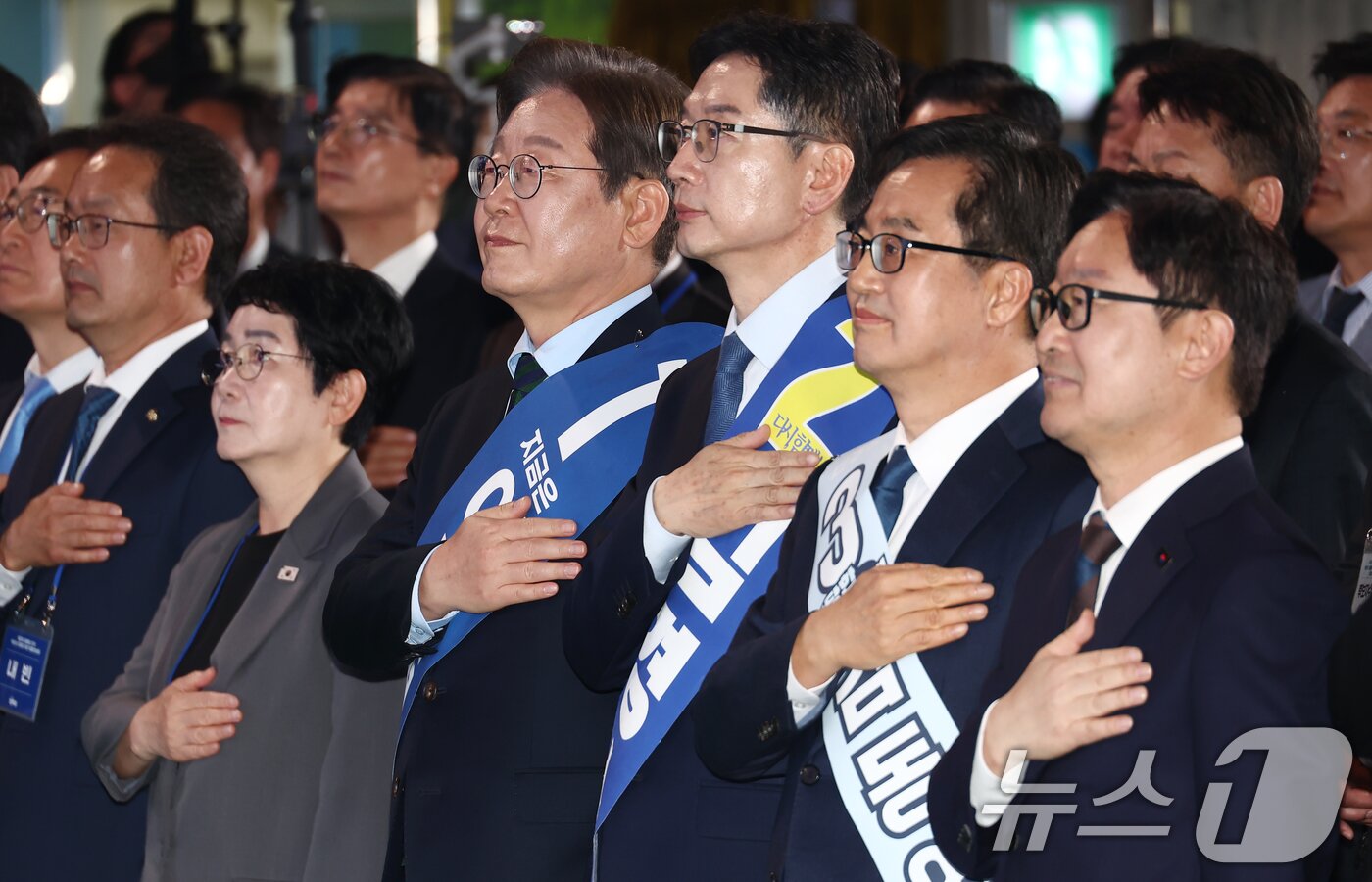 본문 이미지 - 더불어민주당 이재명, 김경수, 김동연 대선 경선 후보가 19일 충북 청주체육관에서 열린 제21대 대통령선거 후보자 선출을 위한 충청권 합동연설회에서 국민의례를 하고 있다. 2025.4.19/뉴스1 ⓒ News1 김민지 기자