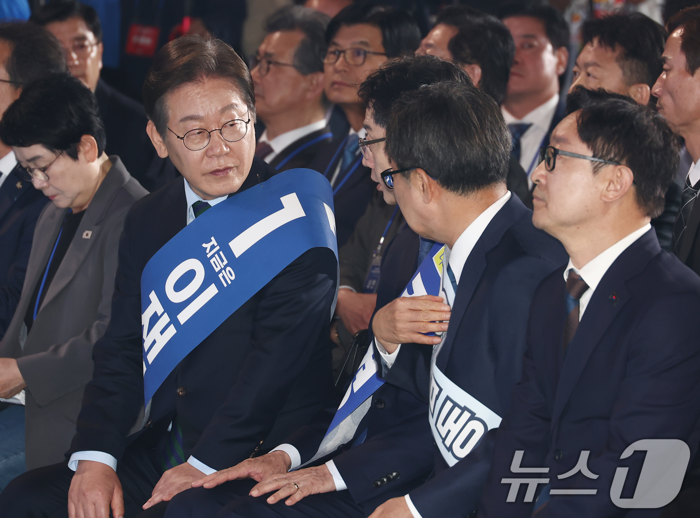 (청주=뉴스1) 김민지 기자 = 더불어민주당 이재명, 김경수, 김동연 대선 경선 후보가 19일 충북 청주체육관에서 열린 제21대 대통령선거 후보자 선출을 위한 충청권 합동연설회에서 …
