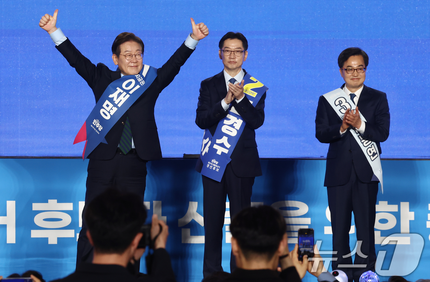 (청주=뉴스1) 김민지 기자 = 더불어민주당 이재명, 김경수, 김동연 대선 경선 후보가 19일 충북 청주체육관에서 열린 제21대 대통령선거 후보자 선출을 위한 충청권 합동연설회에서 …