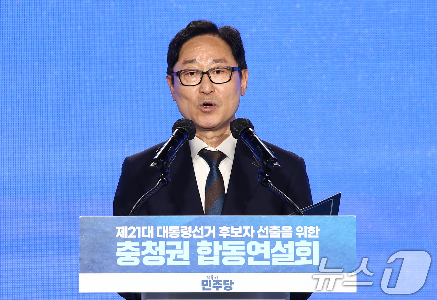 (청주=뉴스1) 김민지 기자 = 박범계 더불어민주당 중앙선거관리위원장이 19일 충북 청주체육관에서 열린 제21대 대통령선거 후보자 선출을 위한 충청권 합동연설회에서 경선 결과 발표 …