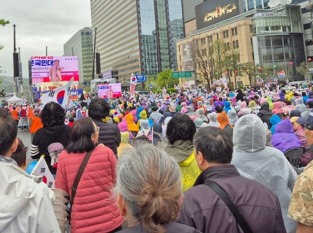 끝나지 않은 비상계엄 집회…전광훈 "대선 출마하겠다"(종합)