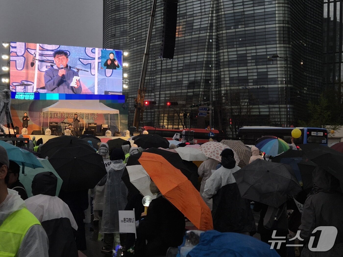 본문 이미지 - 19일 오후 내란종식·사회대개혁 비상행동은 경복궁 동십자각 앞에서 집회를 열었다. 집회 참가자들 모습. ⓒ 뉴스1 남해인 기자