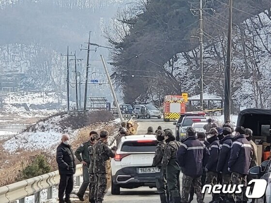 본문 이미지 - 2022년 12월 26일 오전 11시 40분쯤 강원 횡성군 횡성읍 반곡리의 한 농지에 공군 제8전투비행단 KA-1 공격기가 추락한 가운데, 당시 공군이 현장을 통제하는 모습. 2022.12.26/뉴스1 ⓒ News1 신관호 기자