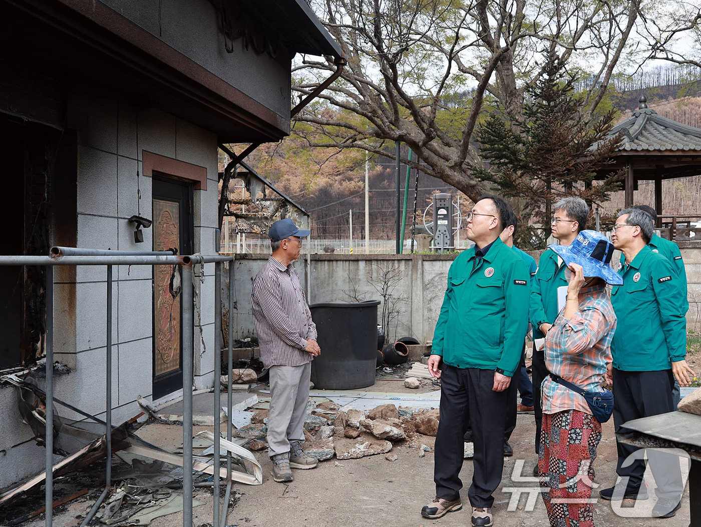(서울=뉴스1) 김진환 기자 = 이한경 행정안전부 재난안전관리본부장이 18일 오후 경북 청송군 산불피해 마을 주택 현장을 살펴보고 있다. (행정안전부 제공, 재판매 및 DB금지) …