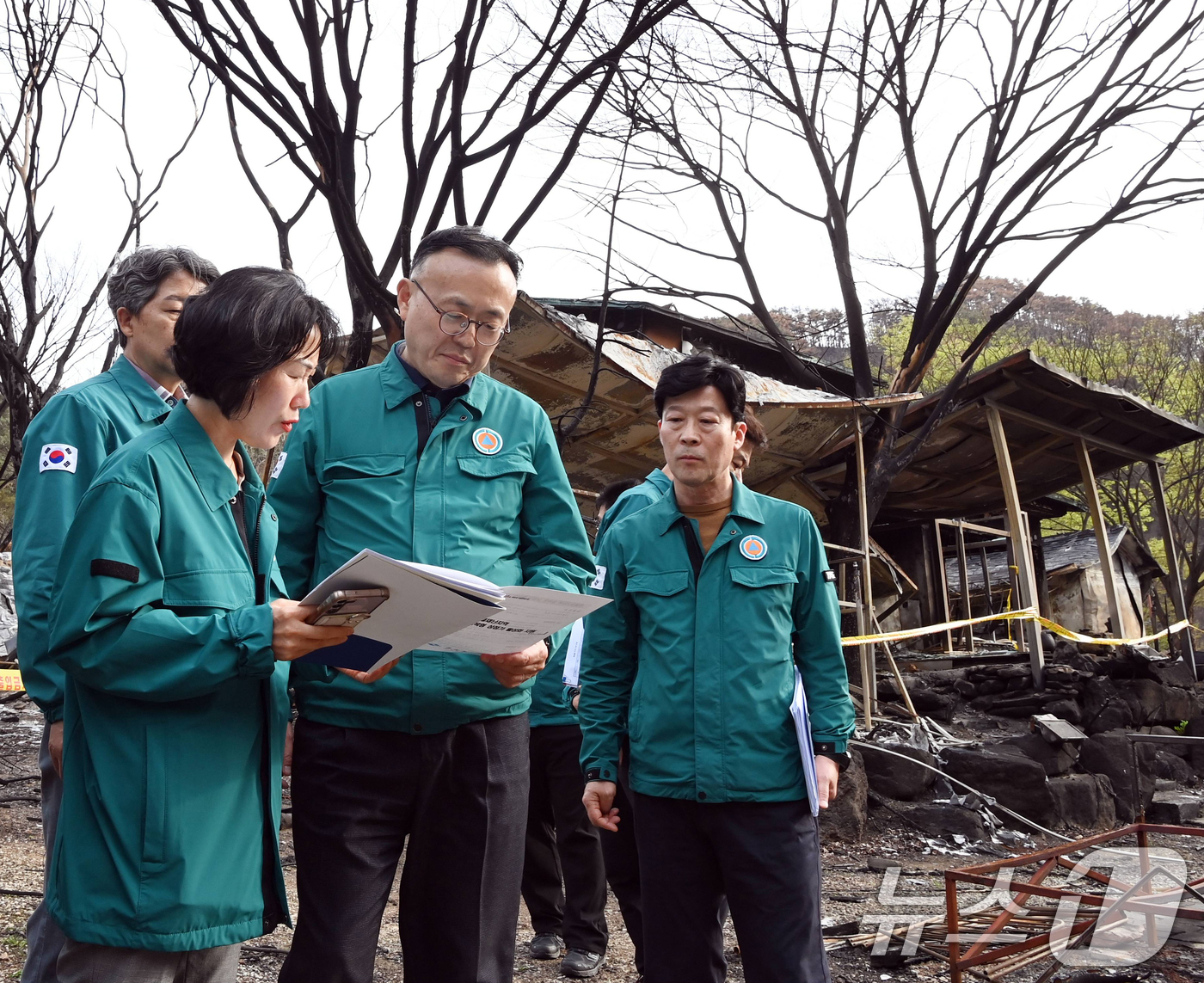 (서울=뉴스1) 김진환 기자 = 이한경 행정안전부 재난안전관리본부장이 18일 오후 경북 청송군 산불피해 마을 주택 현장을 살펴보고 있다. (행정안전부 제공, 재판매 및 DB금지) …